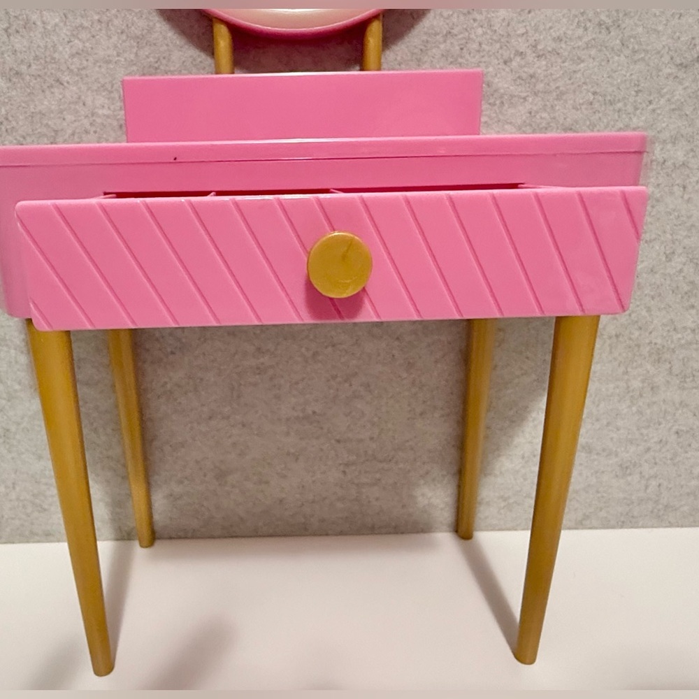 18โ OG Vanity Set Pink/Gold Table and Chair set (no accessories included) - Picture 4 of 14